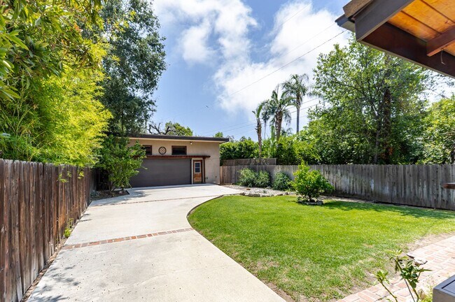 Building Photo - A Hidden Gem in Pasadena’s East End