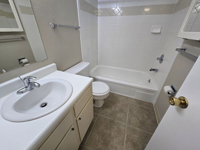 Building Photo - Sunny and Fresh One Bedroom Condo Available For Rent in Louisville!