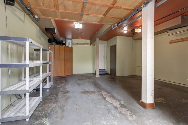 Building Photo - Beautifully Remodeled Home with Gourmet Kitchen & Fenced Yard in Klahanie
