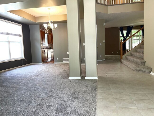 Building Photo - Move-in special. Beautiful 4 bed 2.5 bath 3000+sq ft