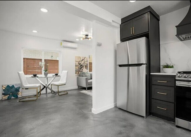 Building Photo - Unit on Swift