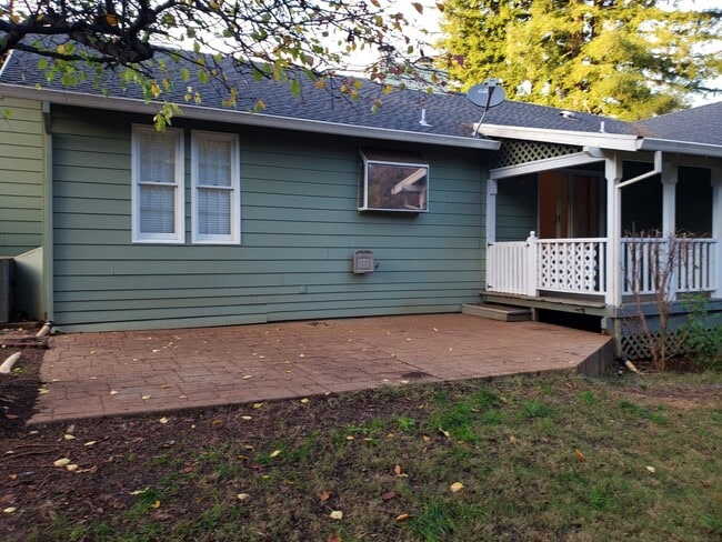 Building Photo - 4 bedroom 2 1/2 bath home in Sunset Oaks