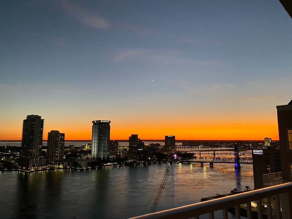 Building Photo - 400 E Bay St