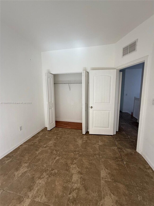 Building Photo - 521 NE 33rd Terrace