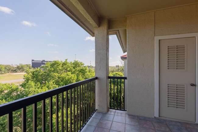 Building Photo - Gorgeous 2/BR 2/BA Single-Family Home in A...