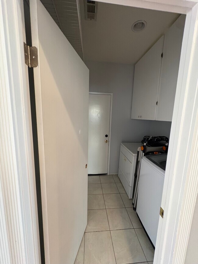 Building Photo - 1312 Holguin St