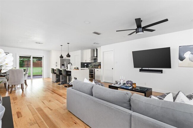 Building Photo - 8704 Clarewood Dr