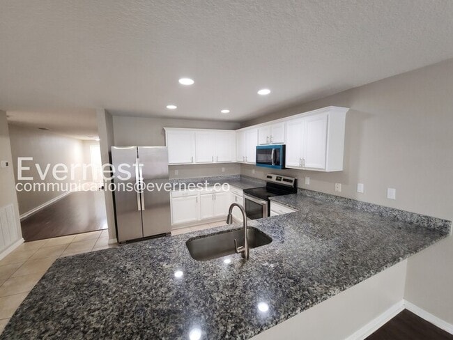 Building Photo - Limited Time Special Offer / 4 Bed/2 Bath Home with Garage / Pet-Friendly / Vouchers Accepted / A...