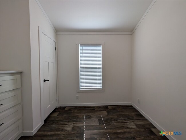 Building Photo - 120 Water Hole Ln