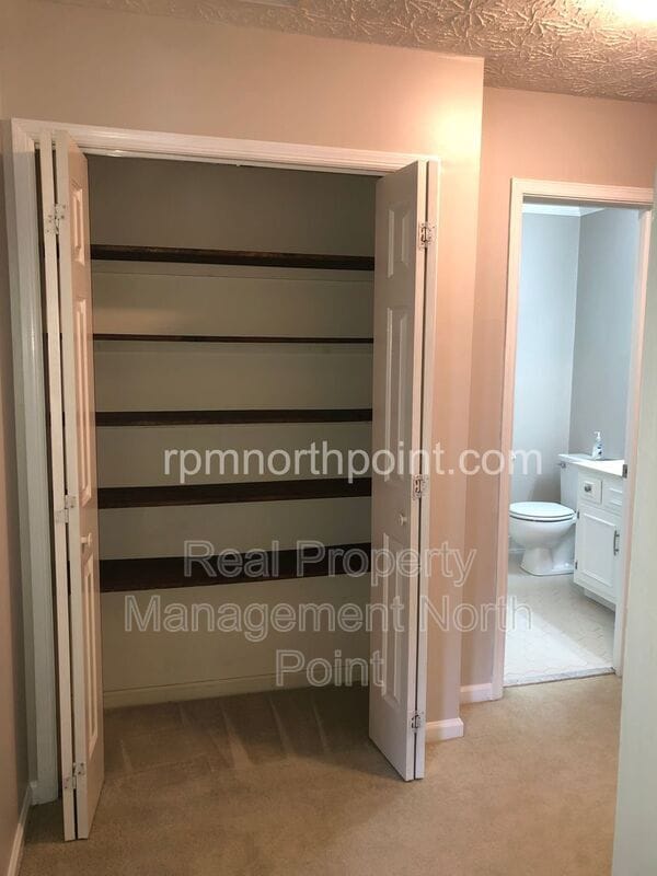 Building Photo - 1565 Maple Ridge Dr