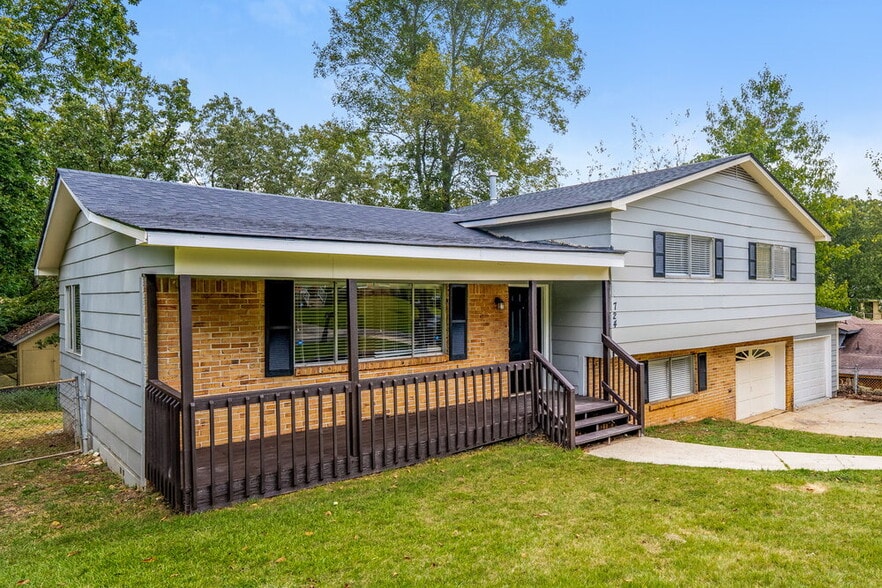 Building Photo - 724 Country View Dr NE