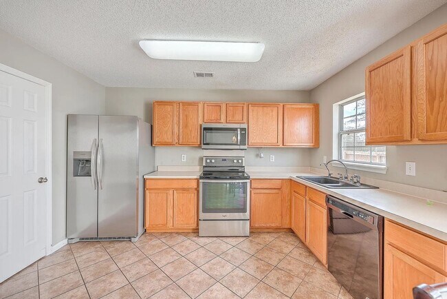 Building Photo - Spacious Living in Goose Creek