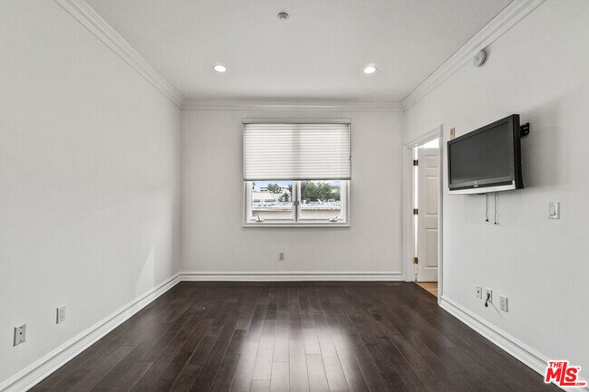 Building Photo - 11952 Montana Ave