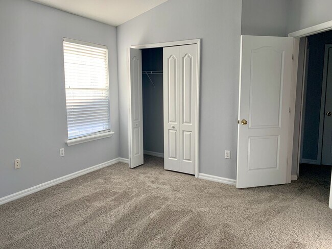 Building Photo - Spacious 2 Bedroom, 2 Bathroom Condo in Harmony