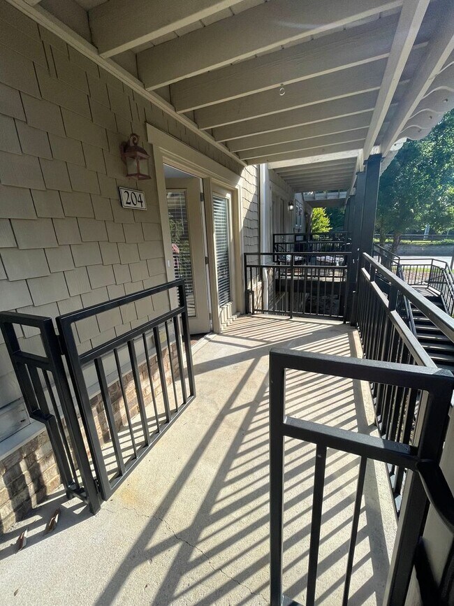 Building Photo - Three Bedroom Townhouse Available!