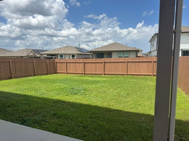 Building Photo - Ready for move-in! Spacious 4-bedroom, 3-b...