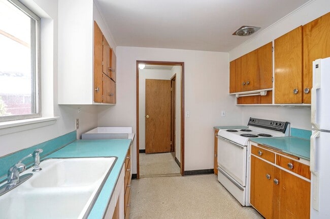 Building Photo - Spacious 4-Bedroom Home with Large Yard, Covered Patio & Garage in Lakewood