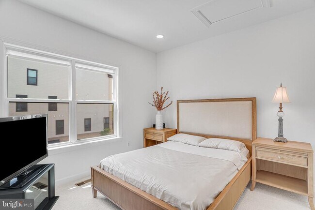 Building Photo - 4975 Longmire Wy