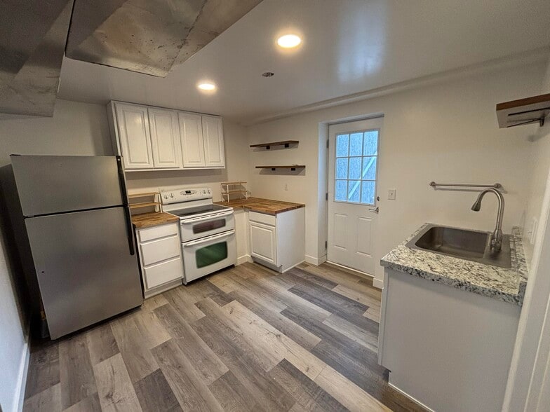 Full size kitchen - 2631 S Zurich Ct