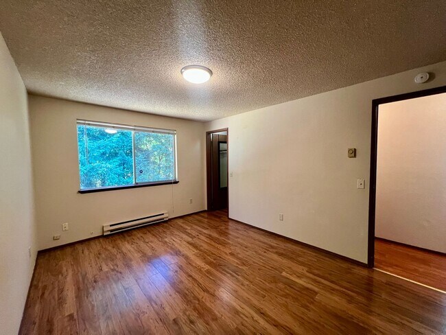 Building Photo - Well Maintained 2BD Duplex - Water Included