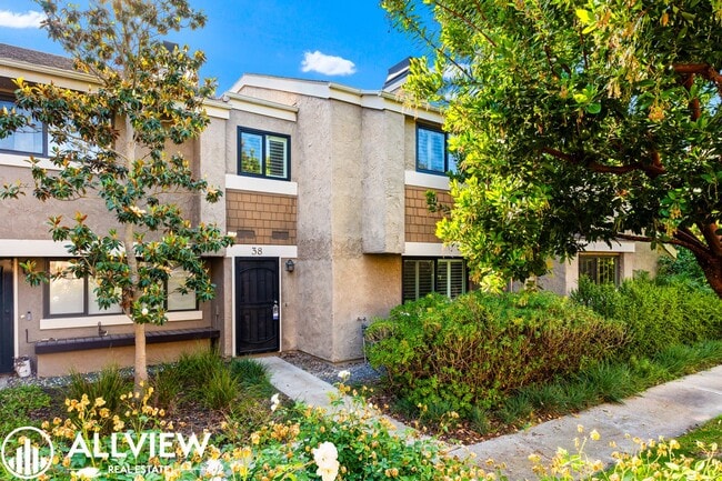 Building Photo - Gorgeous 3 Bed/2.5 Bath in Newport Beach Available Now!