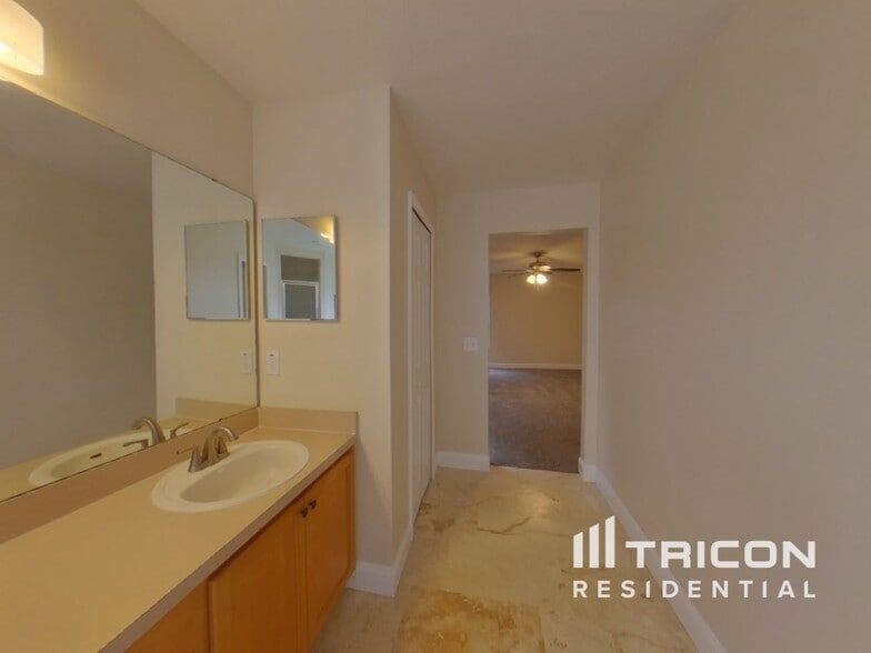 Building Photo - 1074 Worthington Dr