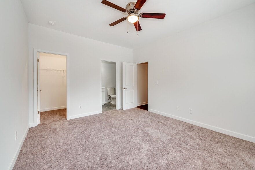 Building Photo - 922 W Davidson Ave