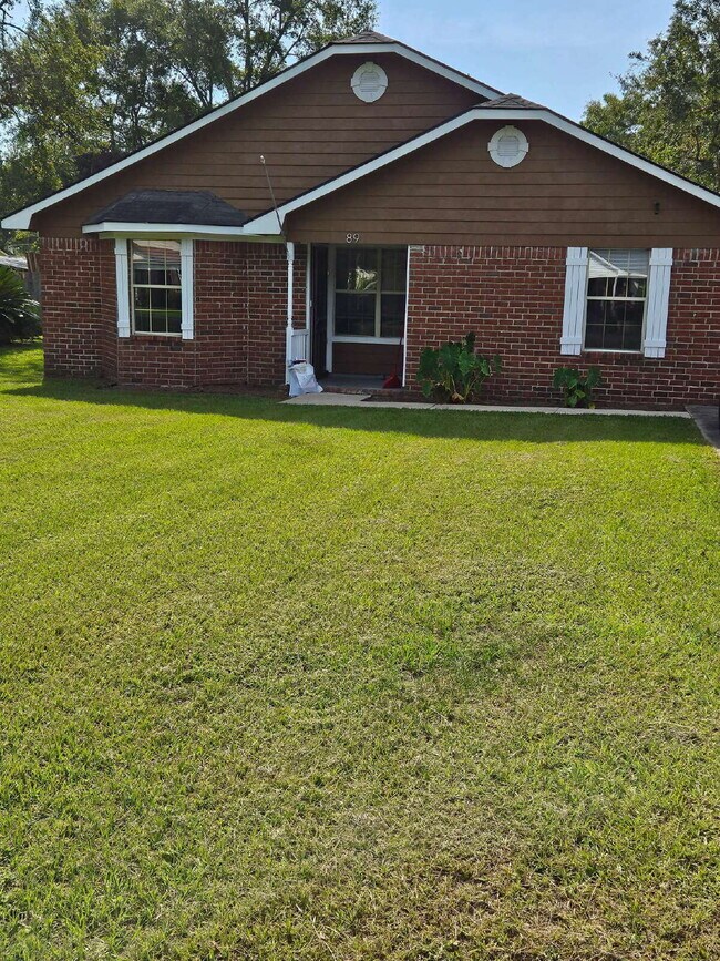 Building Photo - 4 bedroom home only 15 minutes from Fort S...