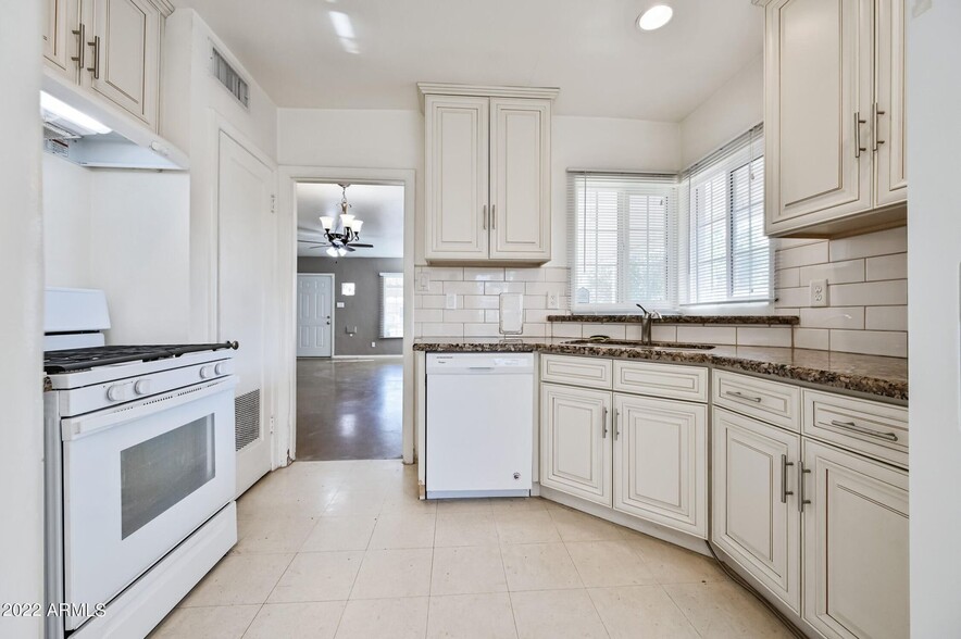 LOTS OF LIGHT IN KITCHEN - 340 E Virginia Cir