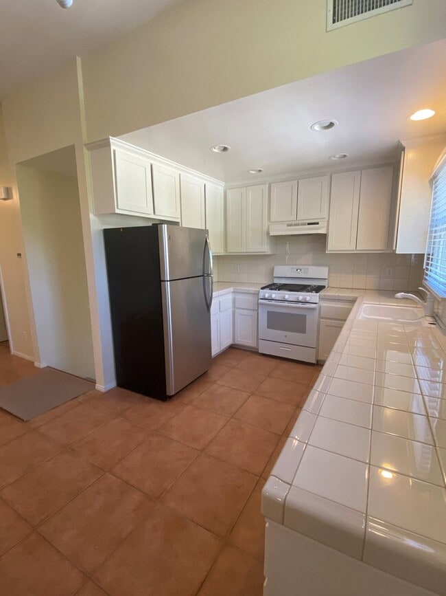 Building Photo - Santa Barbara - Cute two bedroom, one bath upstairs home near Cottage Hospital.