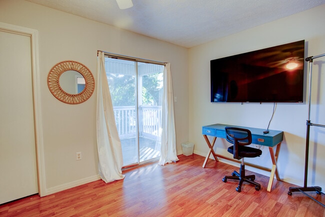 Building Photo - 2400 Suwanee Ln
