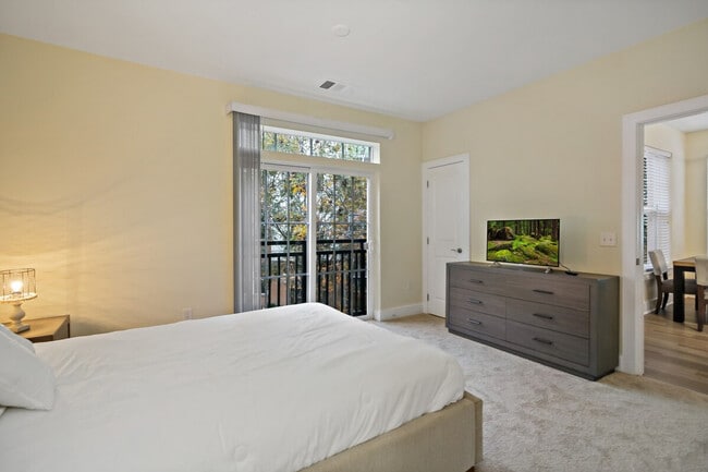 Building Photo - 615 S Columbus St