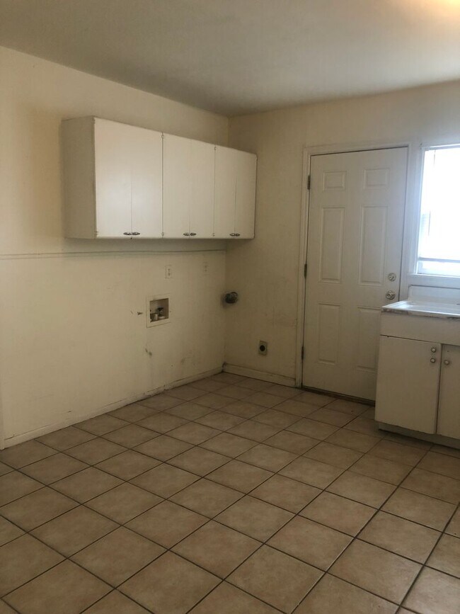 Building Photo - 919 S Bryan St