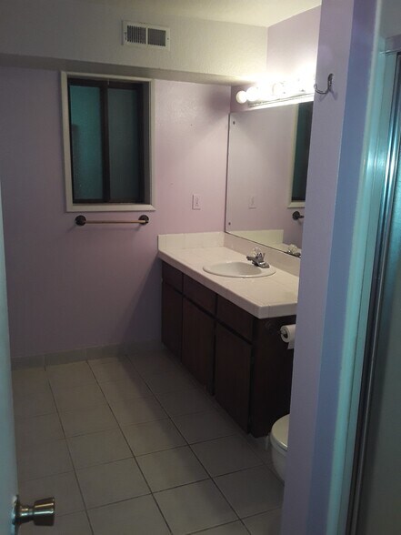 Building Photo - 2050 SW Pheasant Dr