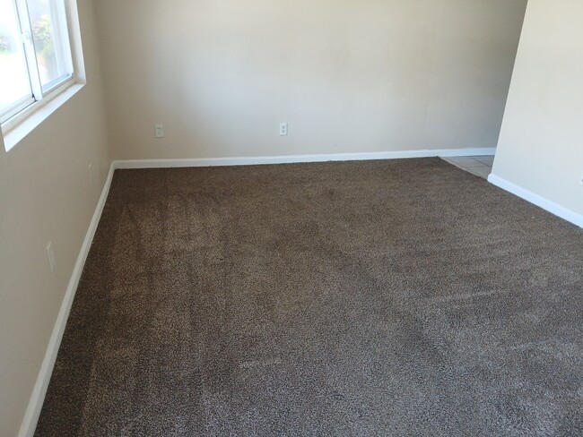 Building Photo - 510 S Poplar St