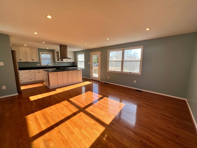 Building Photo - Stunning 4 BR/2.5 BA Single-Family Home in...