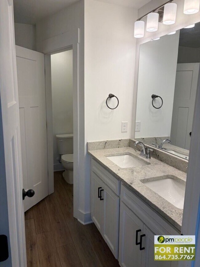 Building Photo - 3/2.5 Townhome in Excellent Greenville/Travelers Rest Location!