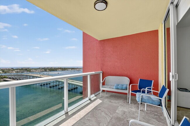 Building Photo - 2640 Lake Shore Dr