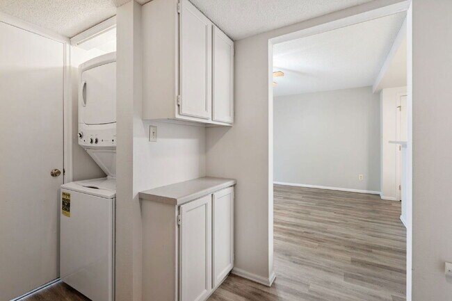 Building Photo - 952 Acapulco Ct
