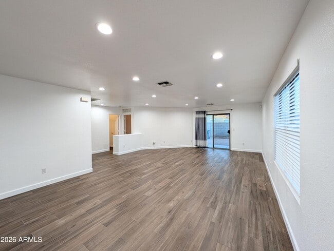 Building Photo - 2404 W Roeser Rd