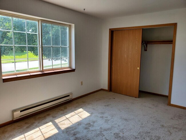 Building Photo - Pewaukee - Charming 2 Bedroom 2 Bath Apart...