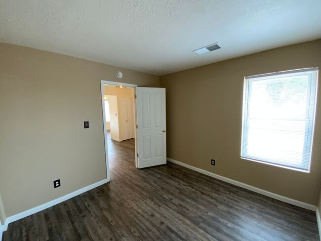 Building Photo - 2 Bedroom Single Story Home Available Near...