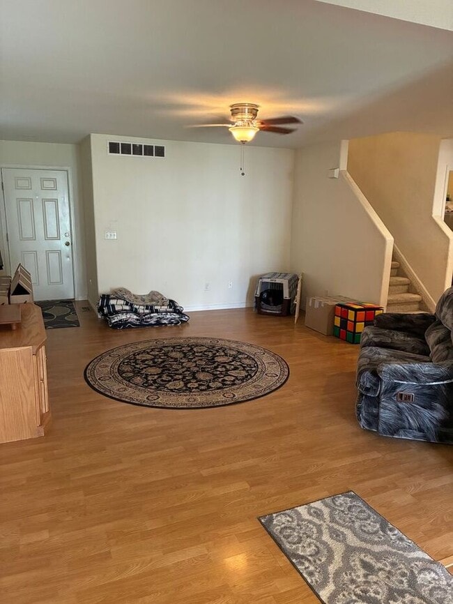 Building Photo - 3 Bedroom, 2.5 Bath Townhome with 2 Car At...