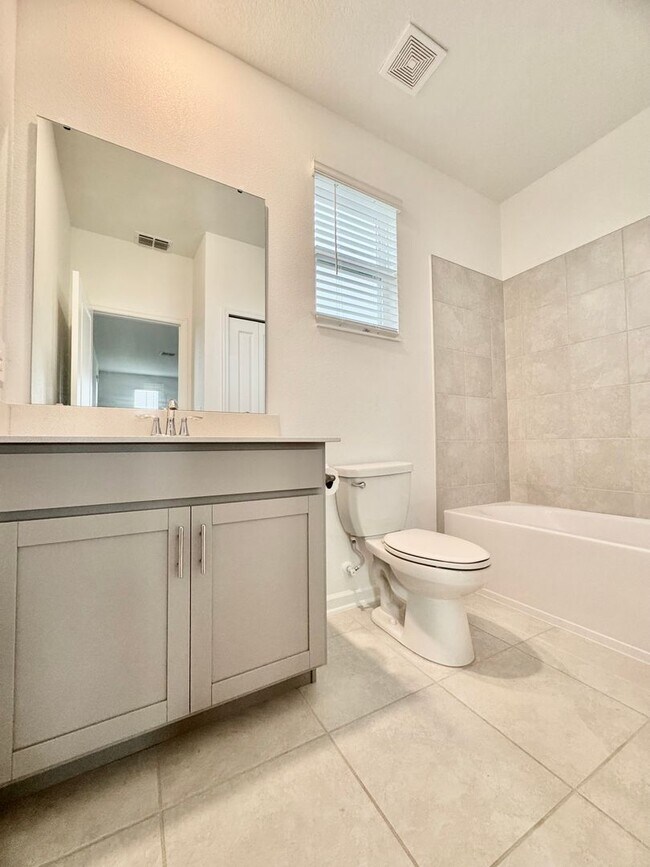 Building Photo - Like New - Large 4/4 Single Story Home wit...