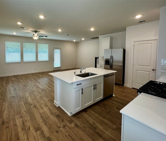 Building Photo - 2142 Olivos St