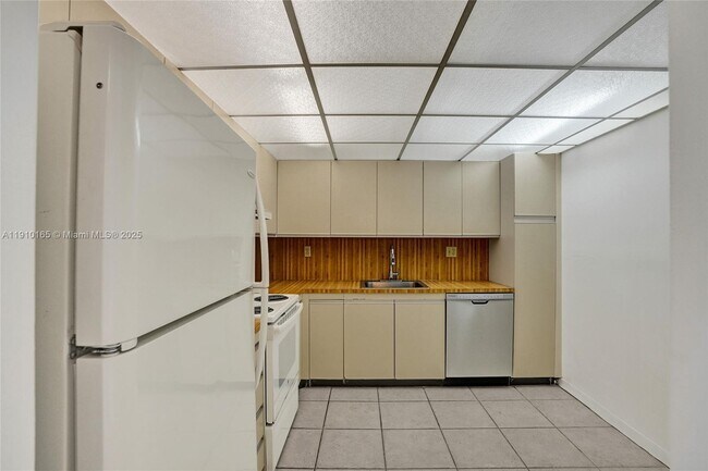 Building Photo - 18151 NE 31st Ct