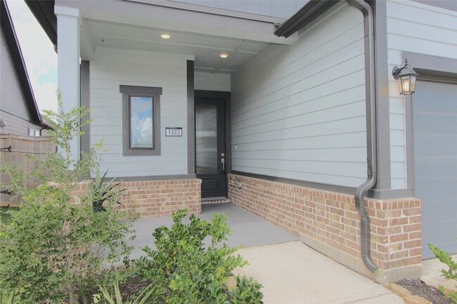 Building Photo - 1443 Park Path Dr