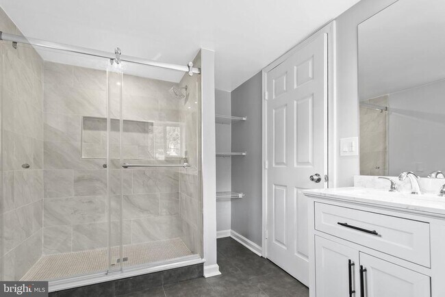Building Photo - 5822 Brookview Dr