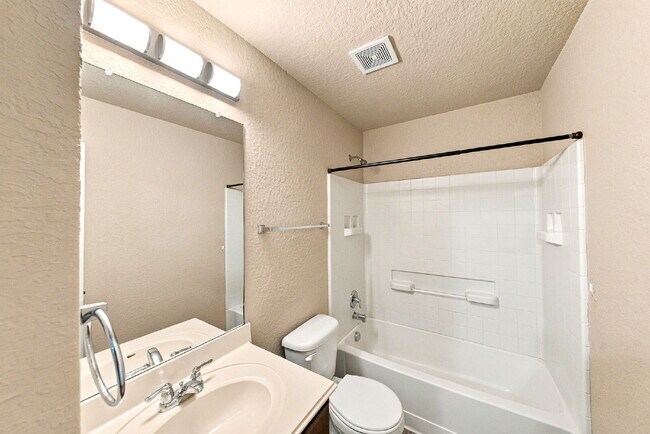 Building Photo - VIEWS VIEWS VIEWS! Ask about our rent incentives and Book your self guided tour today!