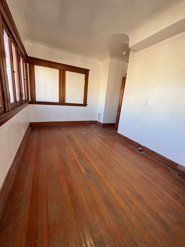 Building Photo - 2618 Kenwood Ave